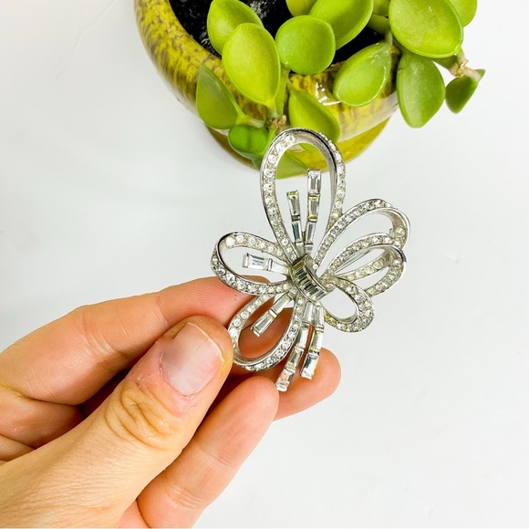 Vintage Jewelry - Vintage Elegant Silver Costume Bow Brooch